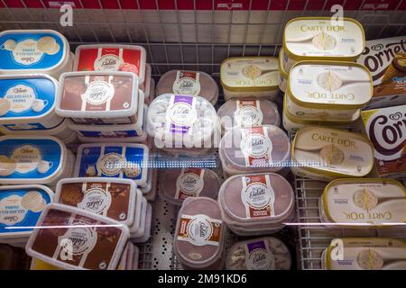 Italien - 12. Januar 2023: Eiscreme verschiedener Geschmacksrichtungen in Kunststoffwannen in Kühltheke zum Verkauf im italienischen Supermarkt Stockfoto