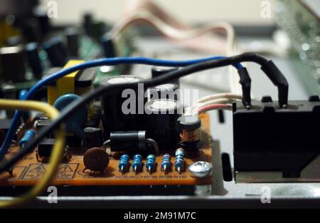 Analoge elektronische Platine, konzentriert auf Widerstände. Industrieelektronik Konsept Hintergrund. Elektronische Schaltungsbauteile. Stockfoto