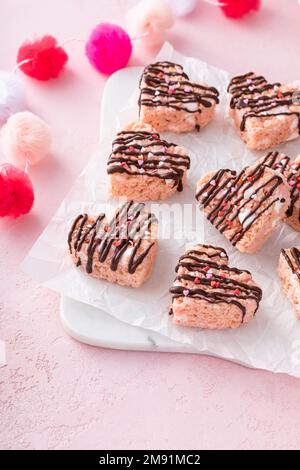 Herzförmige Reiskrispie-Leckereien zum Valentinstag Stockfoto