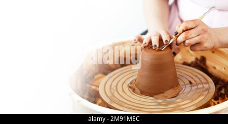 Weibliche Hände halten eine Schüssel zum Gießen von Tonprodukten. Formmethode zur Herstellung von Tonschalen. Handarbeit. Töpferei. Nahaufnahme. Töpferrad Stockfoto