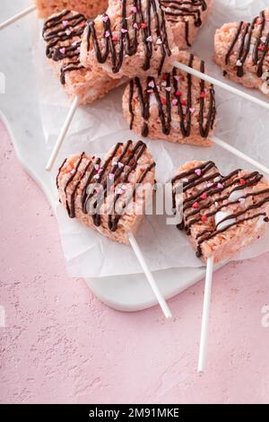 Herzförmige Reiskrispie-Leckereien zum Valentinstag Stockfoto