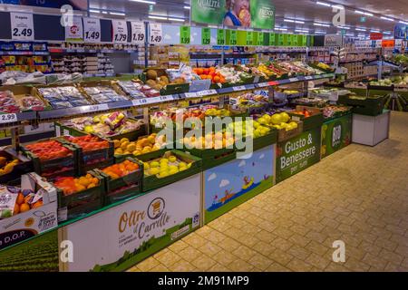 Fossano, Italien - 12. Januar 2023: Obst und Gemüse mit Verkaufsständen mit Kisten mit Orangen, Mandarinen und Zitronen sowie anderen farbigen Früchten zum Verkauf Stockfoto