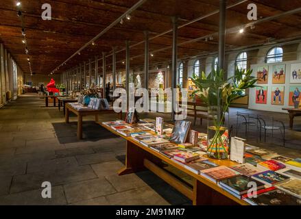 Das Innere von Salz Mill in Saltaire. Ursprünglich eine Textilfabrik, heute eine Kunstgalerie mit den Kunstwerken von David Hockney. Stockfoto