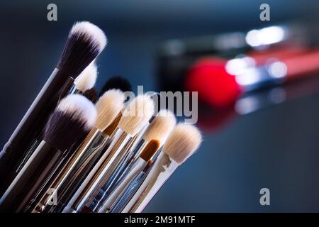 Ein Bürstensatz für eine Make-up-Nahaufnahme. Kosmetik, Stil, Mode Stockfoto