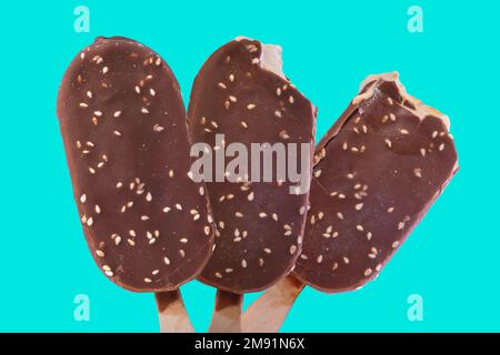 Eiscreme wird durch eine Nahaufnahme auf blauem Hintergrund isoliert Stockfoto