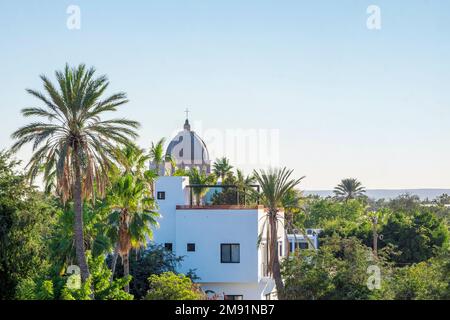 La Paz, Baja Kalifornien, Mexiko, neues Haus, Balkon, Palmen, Kirchenkuppel in der Ferne Stockfoto