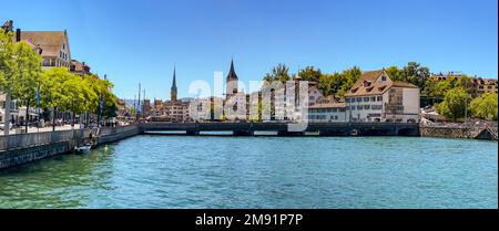 Blick vom Mühlsteg auf den Limmatquai, der Rudolf Brun Bridge und den Kirchen von St. Peter und Fraumünster in Zürich, Schweiz Stockfoto