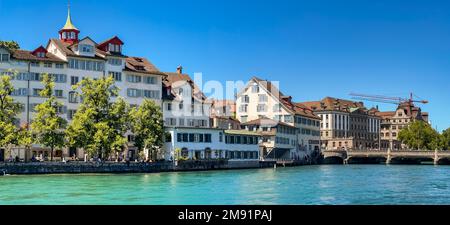 Malerischer Blick auf die Promenade und die Häuser am Schipfe am Ufer des Limmat in Zürich, Schweiz Stockfoto