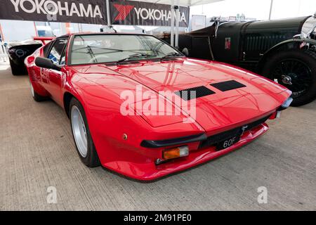 Dreiviertel-Vorderansicht eines Roten, De Tomaso Pantera GT5S, ausgestellt im Silverstone Classic 2022 Stockfoto