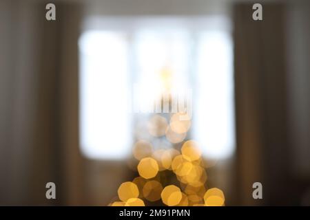 der weihnachtsbaum ist unscharf. Abstrakter weihnachtshintergrund mit unscharfen Bokeh-Lichtern Stockfoto