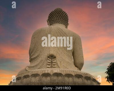 Großer Buddha-Tempel in Phuket. Rückansicht der Buddha-Statue. Wichtige Reiseziele in Thailand. Stockfoto