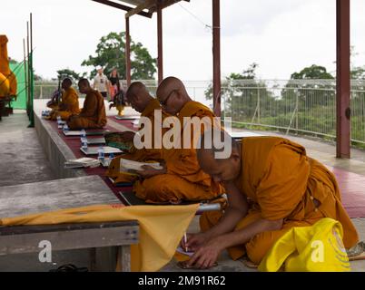 Phuket, Thailand. 30. November 2022. Großer Buddha-Tempel in Phuket. Betende Mönche im Tempelgarten. Stockfoto