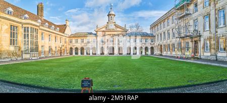 Der vordere Hof mit Halle und Kapelle, am Emmanuel College, Universität Cambridge, England. Stockfoto