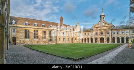 Der vordere Hof mit Halle und Kapelle, am Emmanuel College, Universität Cambridge, England. Stockfoto