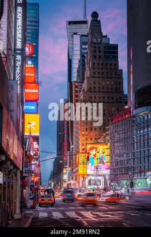 Blick vom Times Square in Midtown Manhattan nach Süden. Bekannt als „Kreuzung der Welt“, ist der Times Square eine der geschäftigsten Fußgängerzonen auf der Straße Stockfoto