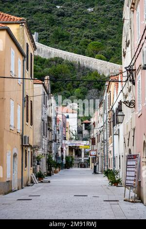 Ston, Kroatien-5. Januar 2023: Steingassen und wunderschöne mediterrane Häuser in der Stadt Ston, Kroatien, beliebter Drehort der TV-Serie A. Stockfoto