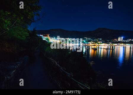 Ferienort Novyy Svet auf der Krim, Russland am Schwarzen Meer in der Nacht Stockfoto