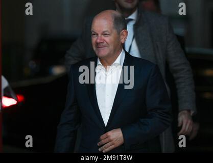 Mainz, Deutschland. 16. Januar 2023. Bundeskanzler Olaf Scholz (SPD) nimmt an der jährlichen Auftaktveranstaltung der SPD Rheinland-Pfalz in Halle 45 Teil. Die SPD Rheinland-Pfalz feiert ihr 75. Jubiläum und das zehnjährige Dienstjubiläum des Ministerpräsidenten. Kredit: Arne Dedert/dpa/Alamy Live News Stockfoto