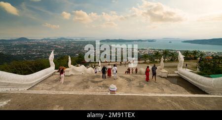 Phuket, Thailand. 30. November 2022. Treppe zum Big Buddha Tempel auf der Insel Phuket. Besucher, die eine Tour durch den Tempel machen. Stockfoto