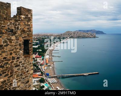 Panorama von Sudak auf der Krim mit Blick auf das Schwarze Meer von der Festung Stockfoto