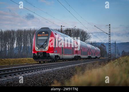 Ein Güterzug auf dem Land Stockfoto