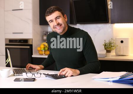 Mann tut Steuern zu Hause Stockfoto