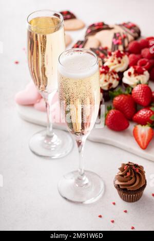 Champagner oder Sekt für zwei Personen am Valentinstag Stockfoto