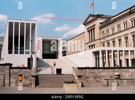 Die James-Simon-Galerie (James-Simon-Galerie) auf der Museumsinsel in Berlin Mitte. Entworfen vom Architekten David Chipperfield. Analoge Fotoaufnahme mit Minolta X-300. Stockfoto