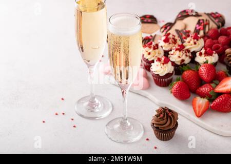 Champagner oder Sekt für zwei Personen am Valentinstag Stockfoto