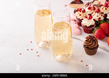 Champagner oder Sekt für zwei Personen am Valentinstag Stockfoto