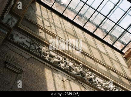 Innere des Neuen Museums, Museumsinsel, Mitte, Berlin, Deutschland. Historische und zeitgenössische Architektur zusammen. Analoge Fotoaufnahme mit Minolta X-300. Stockfoto