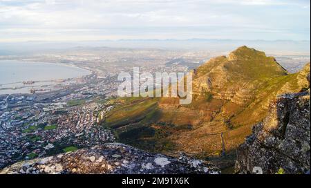 Lion's Head vom Tafelberg aus gesehen, Kapstadt Südafrika Stockfoto