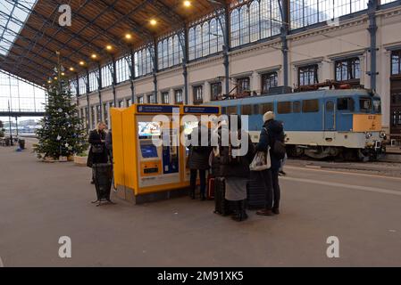 Leute kaufen Zugfahrkarten an einem Fahrkartenautomaten am Bahnhof Nyugati, Budapest, Ungarn Stockfoto