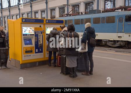 Leute kaufen Zugfahrkarten an einem Fahrkartenautomaten am Bahnhof Nyugati, Budapest, Ungarn Stockfoto