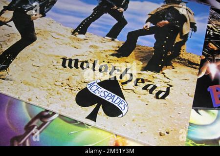 Viersen, Deutschland - November 9. 2022: Nahaufnahme des isolierten Schallplattenalbums der Rockband Motorhead Stockfoto