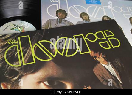 Viersen, Deutschland - November 9. 2022: Nahaufnahme des ersten Debütalbums der isolierten Vinylplatte von The Doors Band, veröffentlicht 1967 Stockfoto