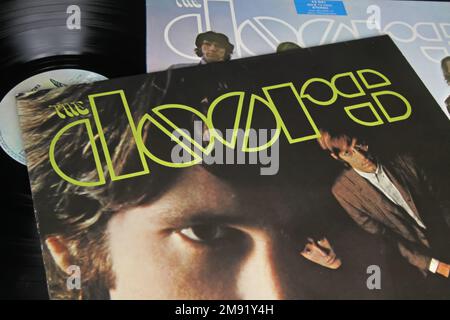 Viersen, Deutschland - November 9. 2022: Nahaufnahme des ersten Debütalbums der isolierten Vinylplatte von The Doors Band, veröffentlicht 1967 Stockfoto