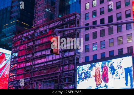 Nahaufnahme des Gerüsts für die Reparatur an Gebäuden des Broadway, Manhattan. New York, USA. 09.22.2022. Stockfoto