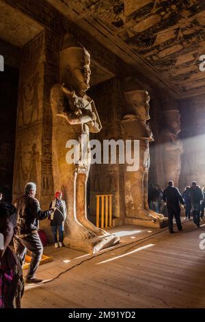 ABU SIMBEL, ÄGYPTEN - 22. FEBRUAR 2019: Osiride-Statuen von Ramesses II. In der Großen Hypostyle-Halle im Großen Tempel von Ramesses II. In Abu Simbel, Ägypten. Stockfoto