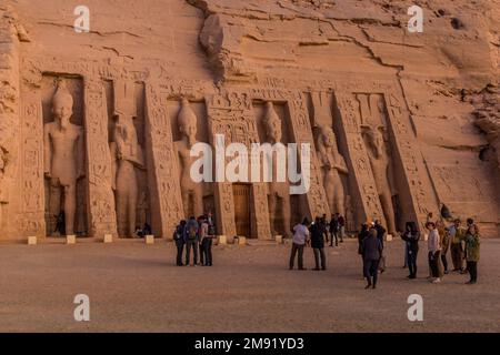 ABU SIMBEL, ÄGYPTEN - 22. FEBRUAR 2019: Menschen vor dem kleinen Tempel von Hathor und Nefertari in Abu Simbel, Ägypten Stockfoto