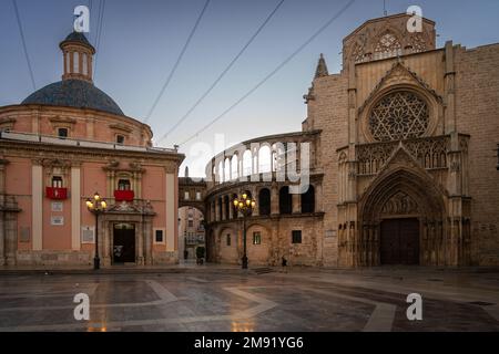 Marienkathedrale von Valencia, ein gotisches Gebäude, das auf einem antiken römischen Tempel erbaut wurde. An seiner Seite steht die Basilika unserer Lieben Frau. Valencia. Spanien. Stockfoto