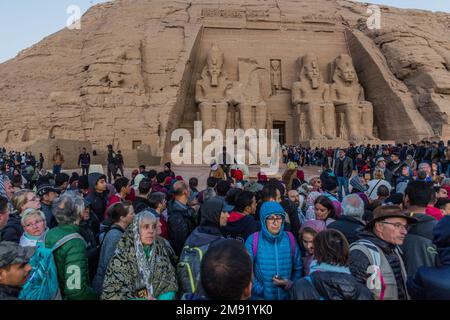 ABU SIMBEL, ÄGYPTEN - 22. FEBRUAR 2019: Menschenmassen warten vor dem Großen Tempel von Ramesses II in Abu Simbel, Ägypten. Der 22. Februar ist ein Sonderangebot Stockfoto