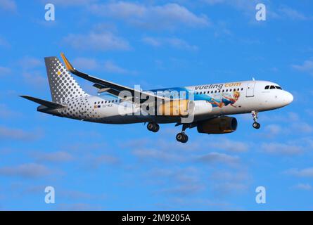 Ein Airbus A320 von Vueling mit 25 Jahren Disneyland Paris landet am Flughafen London Gatwick Stockfoto