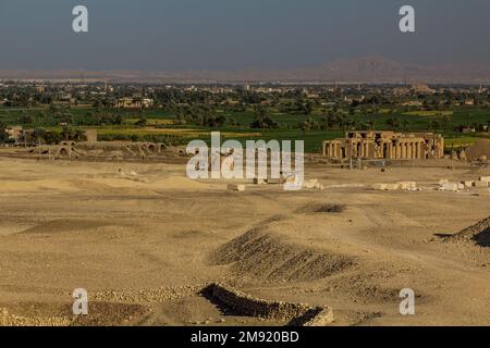 Blick auf die thebanische Nekropole mit Feldern im Hintergrund, Ägypten Stockfoto