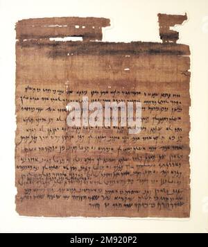 Quittung für einen Getreidekredit Aramäisch. Quittung für einen Getreidekredit, Dezember 402 vor Christus Papyrus, Tinte, Schlamm, A: Glas: 14 15/16 x 16 1/4 cm (38 x 41,2 cm). Im fünften Jahrhundert v. Chr. war die ägyptische Elephantininsel die Heimat von Ägyptern, Persern und Juden. Dieses Dokument stammt aus dem Archiv einer jüdischen Familie, deren Muttersprache eher Aramäisch als ägyptisch war. Dort steht, dass Ananiah, Sohn von Haggai, im Dezember 402 v. Chr. zwei monatliche Rationen Getreide von Pakhnum, Sohn von Besa, einem Aramaeaner mit ägyptischem Namen, geliehen hat. Diese Quittung wäre von Pakhnum aufbewahrt und an Ananiah zurückgeschickt worden, als er Stockfoto