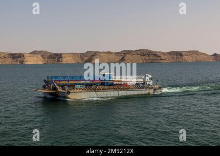 LAKE NASSER, ÄGYPTEN: 22. FEBRUAR 2019: Lastwagen auf einer Fähre, die den Lake Nasser, Ägypten, überquert Stockfoto