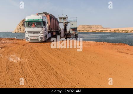 LAKE NASSER, ÄGYPTEN: 22. FEBRUAR 2019: LKW verlässt eine Fähre über den Lake Nasser, Ägypten Stockfoto