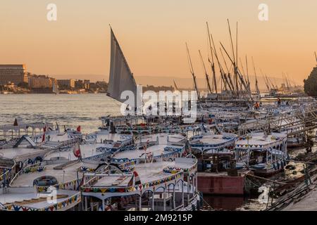 Verschiedene Boote auf dem Nil in Luxor, Ägypten Stockfoto