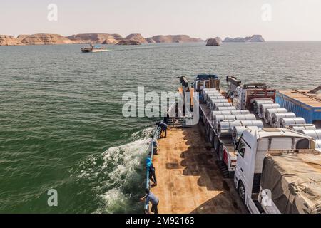LAKE NASSER, ÄGYPTEN: 22. FEBRUAR 2019: Lastwagen auf einer Fähre, die den Lake Nasser, Ägypten, überquert Stockfoto
