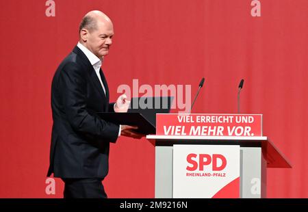 Mainz, Deutschland. 16. Januar 2023. Bundeskanzler Olaf Scholz (SPD) spricht auf dem Podium während der jährlichen Auftaktveranstaltung der SPD Rheinland-Pfalz in Halle 45. Das EPPD Rheinland-Pfalz feiert sein 75. Jubiläum und das zehnjährige Dienstjubiläum des Ministerpräsidenten. Kredit: Arne Dedert/dpa/Alamy Live News Stockfoto